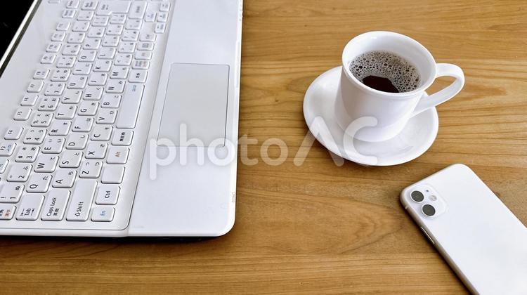 デスクワーク　コーヒータイム　休憩時間 ビジネスシーン,デスクワーク,オフィスワークの写真素材