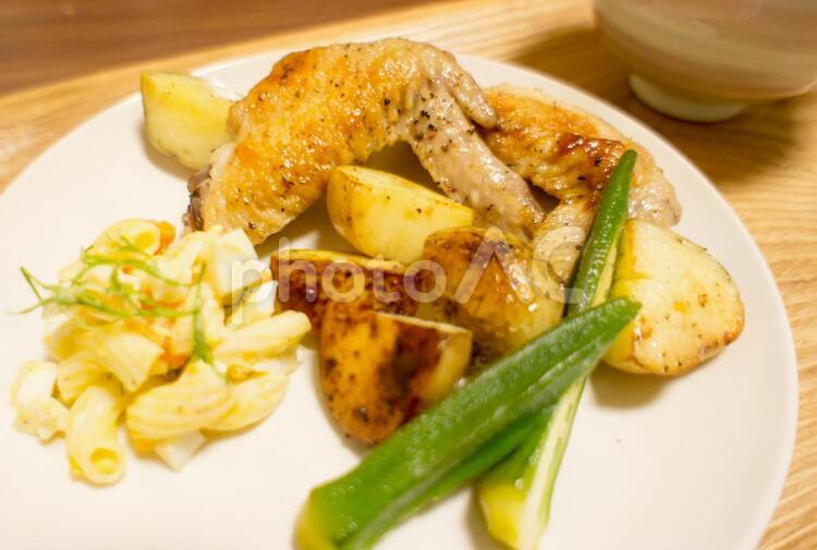 手羽先を使った料理 じゃがいも,オクラ,手羽先の写真素材