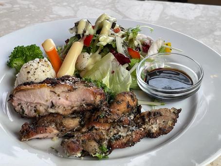 ヘルシーなお肉とサラダのランチプレート ヘルシーなお肉とサラダのランチプレート カフェ,カフェメニュー,店内の写真素材