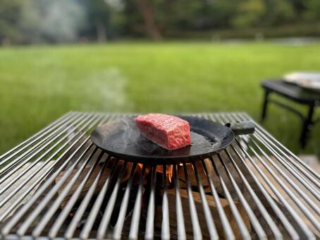 青空の下で焼くステーキ ステーキ,お肉,てっぱんの写真素材