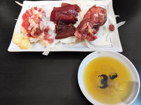 新鮮な馬刺しの盛り合わせ 新鮮な馬刺しの盛り合わせ 馬刺し,赤身,たてがみの写真素材