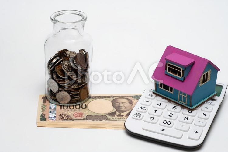 瓶に入った小銭と一万円札と家の模型 住宅ローン,マイホーム,お金の写真素材