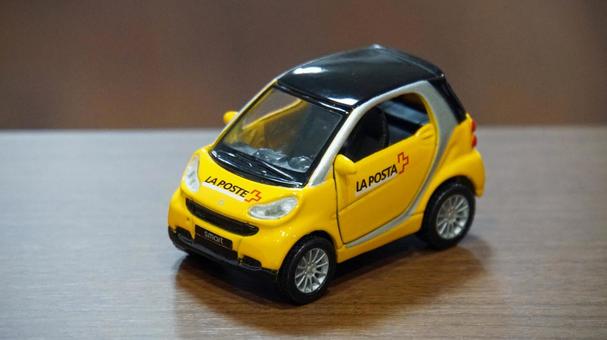 黄色のミニカー 海外の郵便車 黄色のミニカー 海外の郵便車の写真