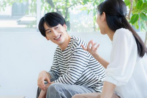 リビングでくつろぐ若いカップル リビングでくつろぐ若いカップルの写真