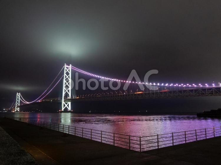 ライトアップされた夜の明石海峡大橋 海,景色,イルミネーションの写真素材