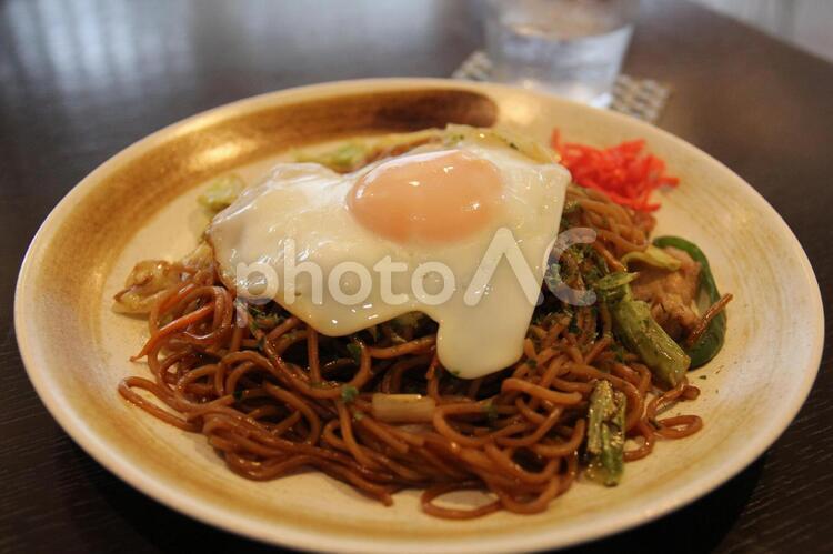 目玉焼きがのった焼きそば 焼きそば,やきそば,目玉焼きの写真素材