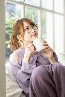コーヒーを飲む女性 女性,人物,20代の写真素材