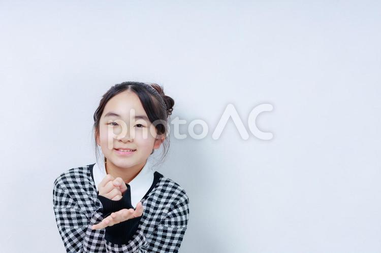 何か思いついた様子の笑顔の女の子 女性,小学生,少女の写真素材