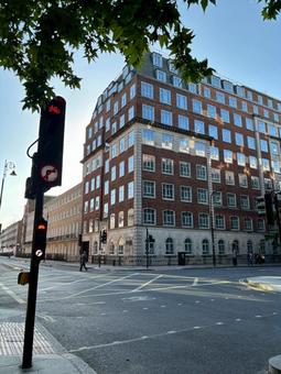 海外の街並みと信号機 海外の街並みと信号機 ロンドン,london,イギリスの写真素材