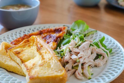 洋風朝食プレート 洋風朝食プレート フレンチトースト,サラダチキン,朝食の写真素材