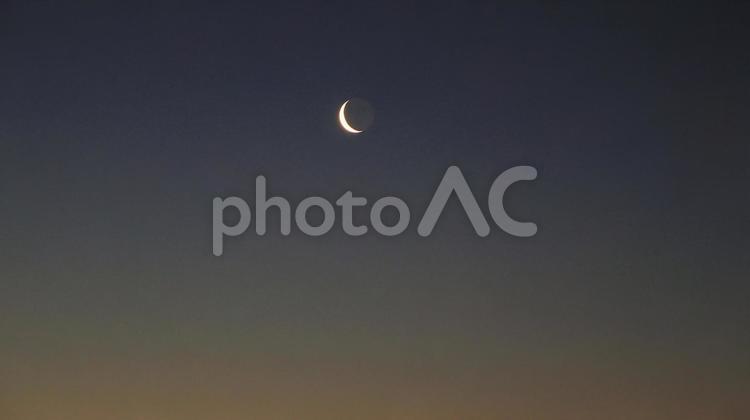 春先の熱海で見た夜明け前の月 夜明け,朝,マジックアワーの写真素材
