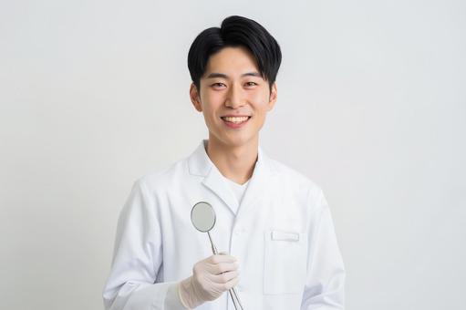 若手歯科医師の笑顔ポートレート 若手歯科医師の笑顔ポートレートの写真