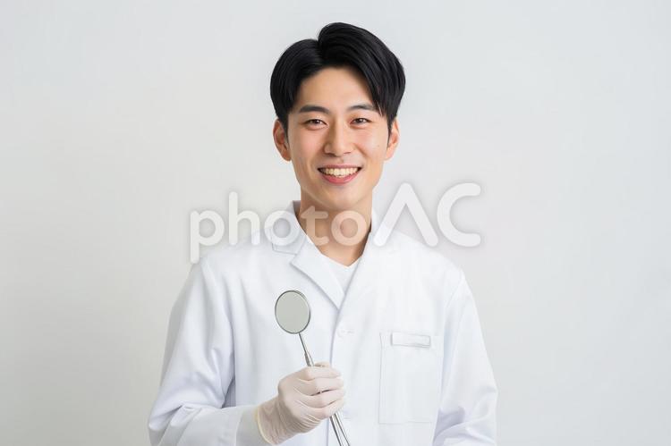 若手歯科医師の笑顔ポートレート 歯科医師,男性医師,若手医師の写真素材