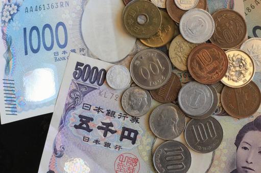 日本紙幣2枚と日本海外のコイン―黒バック 日本紙幣2枚と日本海外のコイン―黒バック 紙幣,お金,コインの写真素材