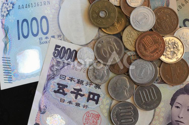 日本紙幣2枚と日本海外のコイン―黒バック 紙幣,お金,コインの写真素材