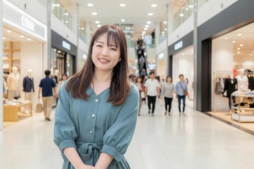 ショッピングモールと笑顔の女性 ショッピングモールと笑顔の女性 ショッピングセンター,ショッピングモール,デパートの写真素材