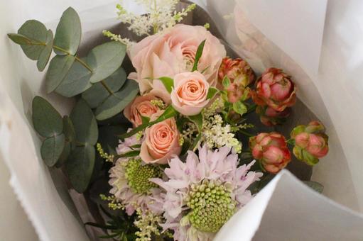 紙袋に入ったバラの花束 紙袋に入ったバラの花束 バラ,ユーカリ,スカビオサの写真素材
