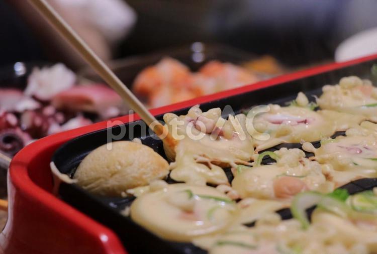 焼けたかどうだか見てみよう♪ たこ焼き,タコ,タコパの写真素材