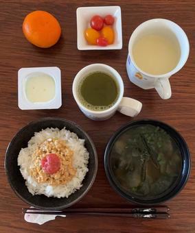 七分突きご飯に納豆とかつお梅などの朝食 七分突きご飯に納豆とかつお梅などの朝食 朝食,ご飯,七分突きの写真素材
