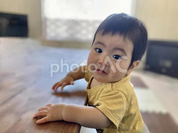 カメラ目線の赤ちゃん 赤ちゃん,かわいい,子供の写真素材