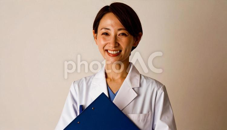 ファイルを抱える笑顔の日本人女性看護師 看護士,若い,白衣の写真素材