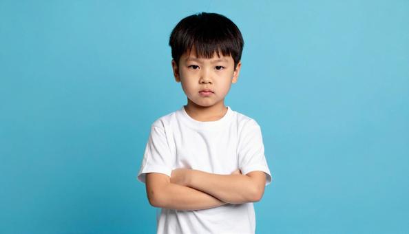 不機嫌な顔の子供 不機嫌な顔の子供の写真