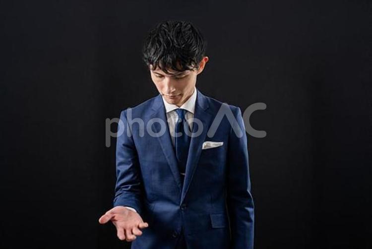 手ですくうポーズをする男性ビジネスマン ビジネスマン,手,片手の写真素材