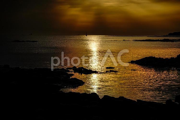 ＜五島の風景＞夜明けの多朗島海水浴場の海 空,海,夜明けの写真素材