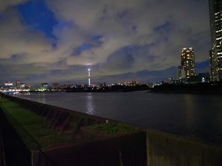東京スカイツリー&晴海運河沿い東京の夜景 東京スカイツリー&晴海運河沿い東京の夜景 晴海運河,月島,佃の写真素材
