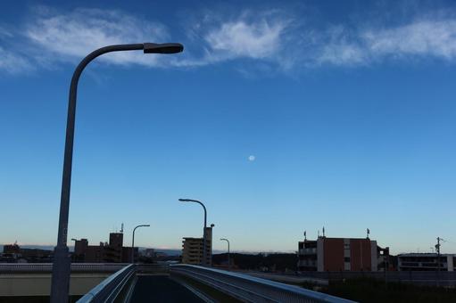 夕方の月と町 夕方の月と町 空,月,夕方の写真素材