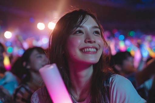 ライブ会場で微笑む女性 ライブ会場で微笑む女性 ライブ,コンサート,観客の写真素材