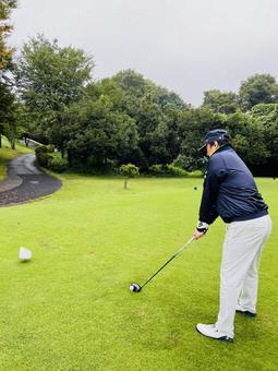 ティーショットを打つ男性ゴルファー ゴルフ,男性,ゴルファーの写真素材