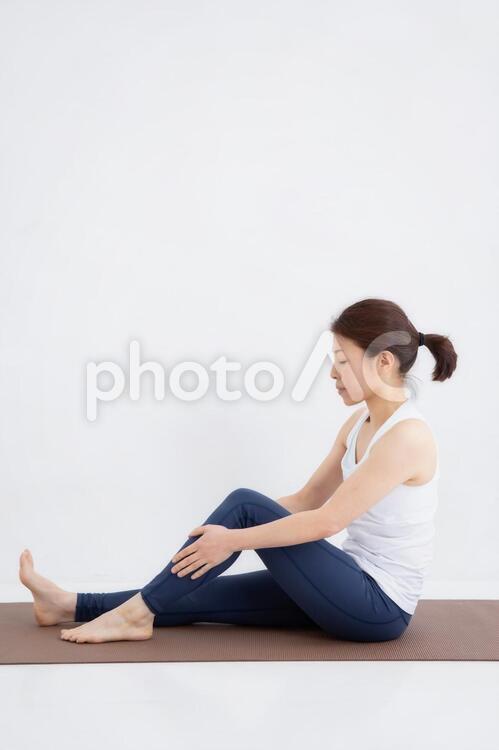 ふくらはぎをケアする女性 ふくらはぎ,筋肉痛,むくみの写真素材