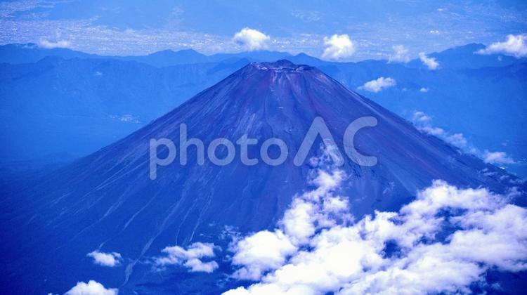 飛行機から見た雲海の合間に見える富士山 富士山,雲海,山の写真素材