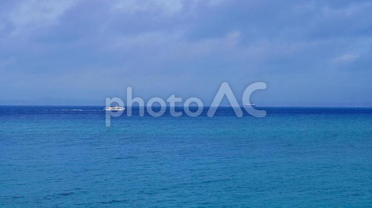 うるま市津堅島から見えるフェリーくがに フェリーくがに,海,津堅の写真素材