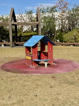 秋の昼間　福井少年運動公園　遊具 小屋,山,パーゴラの写真素材