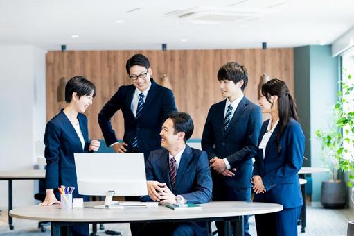 オフィスで働くビジネスパーソン オフィスで働くビジネスパーソン ビジネスマン,ビジネスウーマン,笑顔の写真素材