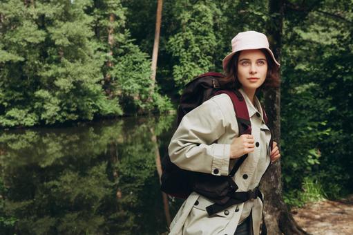 湖畔の近くで振り向く女性 女性,外国人,登山の写真素材