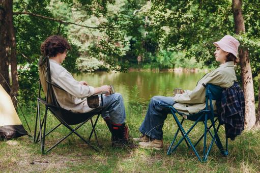 湖畔で向き合う二人 男女,外国人,キャンプの写真素材