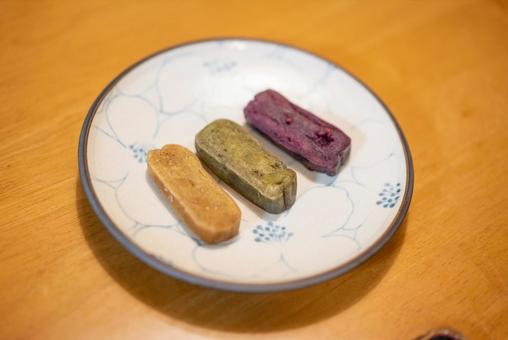 素朴な和菓子、三色の彩り 和菓子,お菓子,スイーツの写真素材