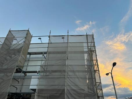 夕暮れの工事現場の足場 夕暮れの工事現場の足場 夕暮れ,工事現場,足場の写真素材