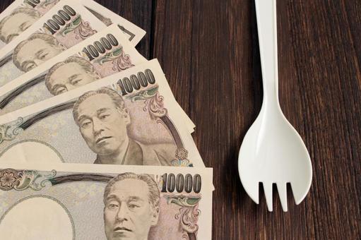 お金とスプーンの組み合わせ お金,千円札,硬貨の写真素材