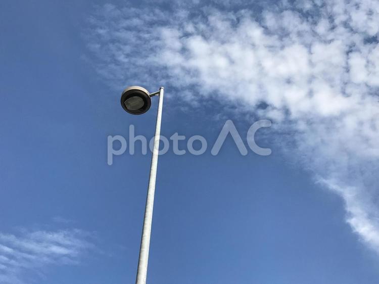 丸い街灯と青空、いわし雲 街灯,いわし雲,うろこ雲の写真素材