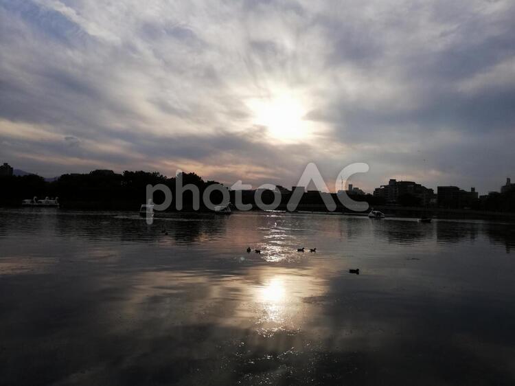 糸島の二見ヶ浦の夕空 水域,反射,湖の写真素材