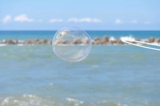 海とシャボン玉の写真