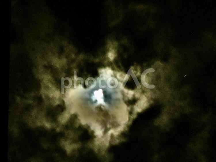 ３月の月と雲 月,クレーター,宇宙の写真素材
