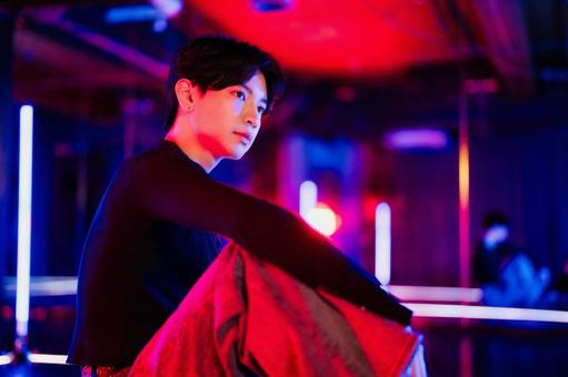 真顔で座る男性 真顔で座る男性 男性,座る,横向きの写真素材