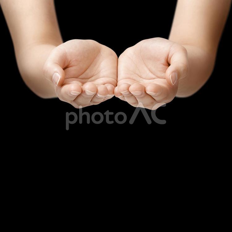 何かを受け取るような女性の手 両手,手のひら,受け取るの写真素材
