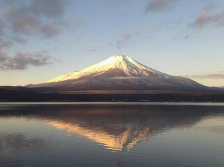 雪の富士山と逆さ富士(山中湖) 逆さ富士,富士山,山中湖の写真素材