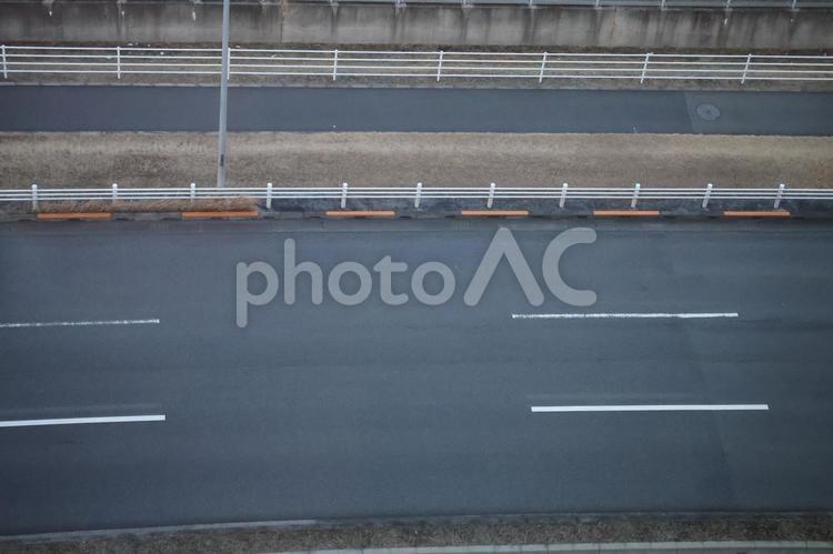 3車線の車道と歩道のあるアスファルトの道 3車線,車道,歩道の写真素材